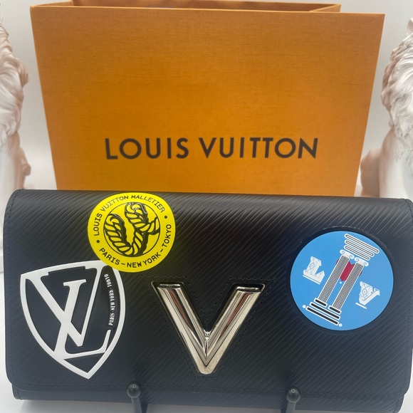 Louis Vuitton Limited Edition Epi World Tour Twist Lock Wallet NWOT - Picture 6 of 10